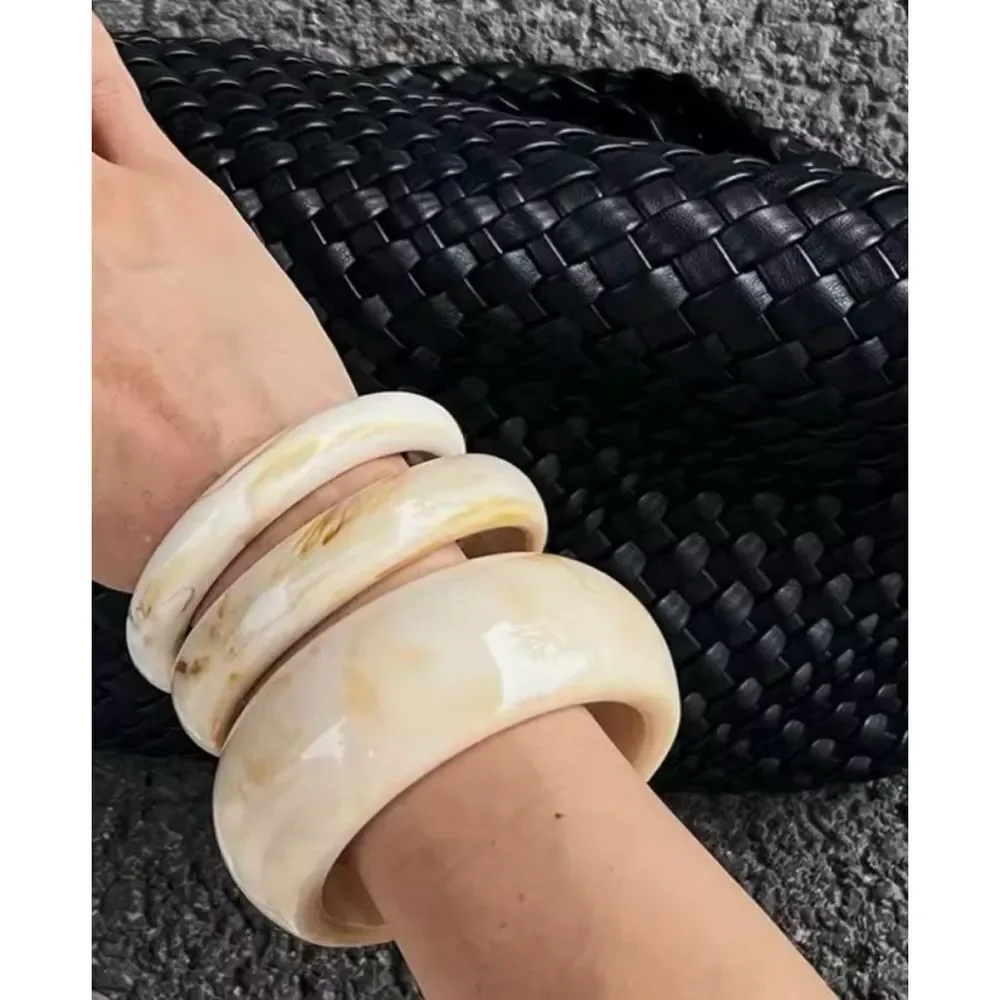 Vintage 1970’s  Beige Boho Resin Bangles / Set of 3